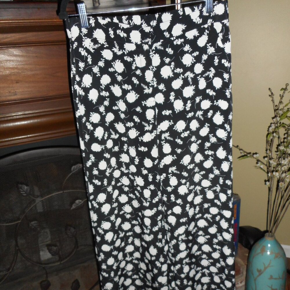 NWOT Vince Camuto black & white floral print flowy dress pants, size 6 - Picture 4 of 9